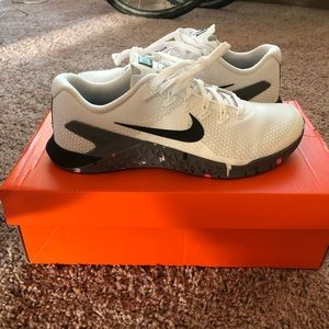 BRAND NEW Nike women’s metcon 4